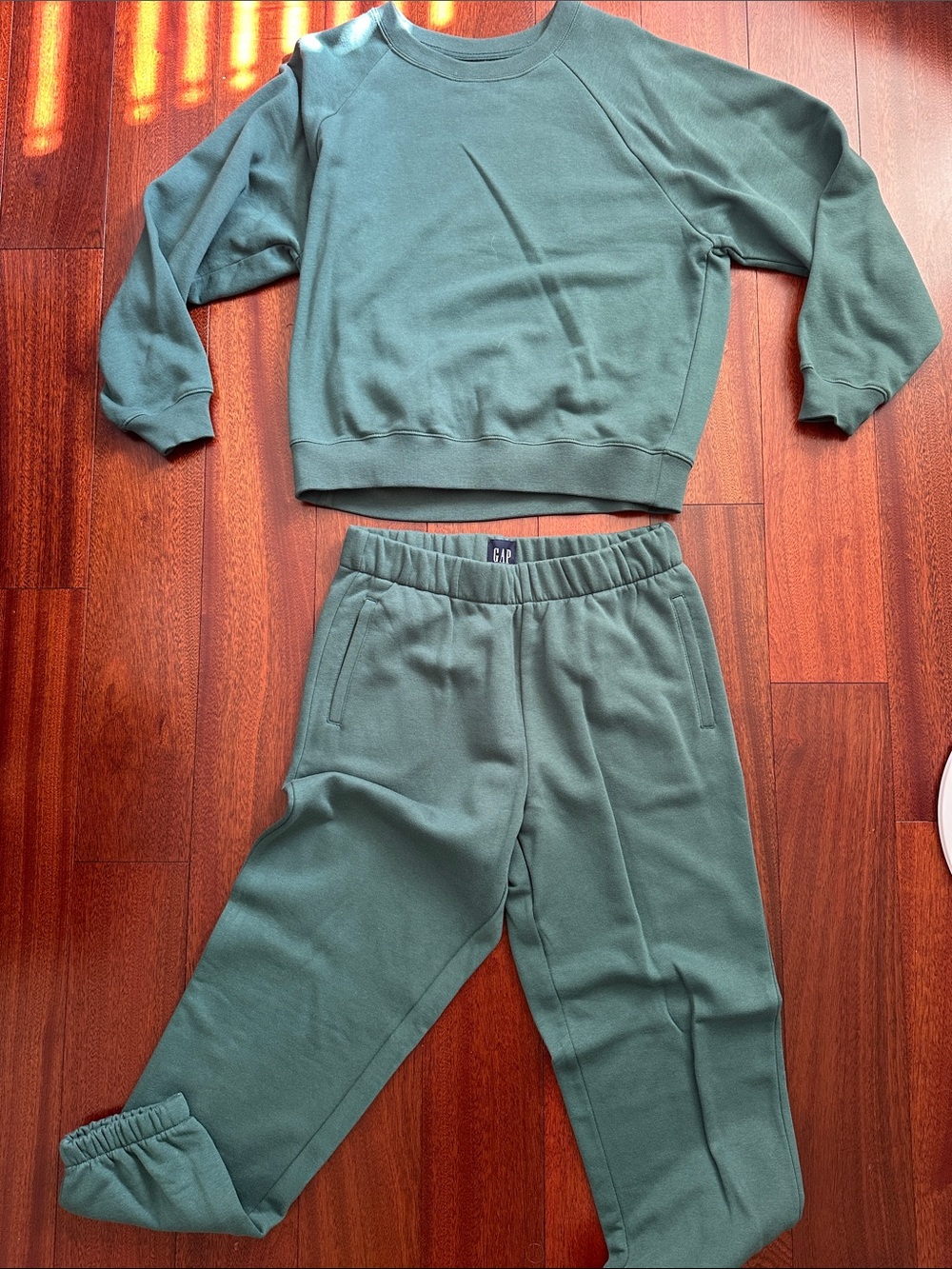 GAP Women’s Olive Green Fleece Sweatpants & Jogger Set